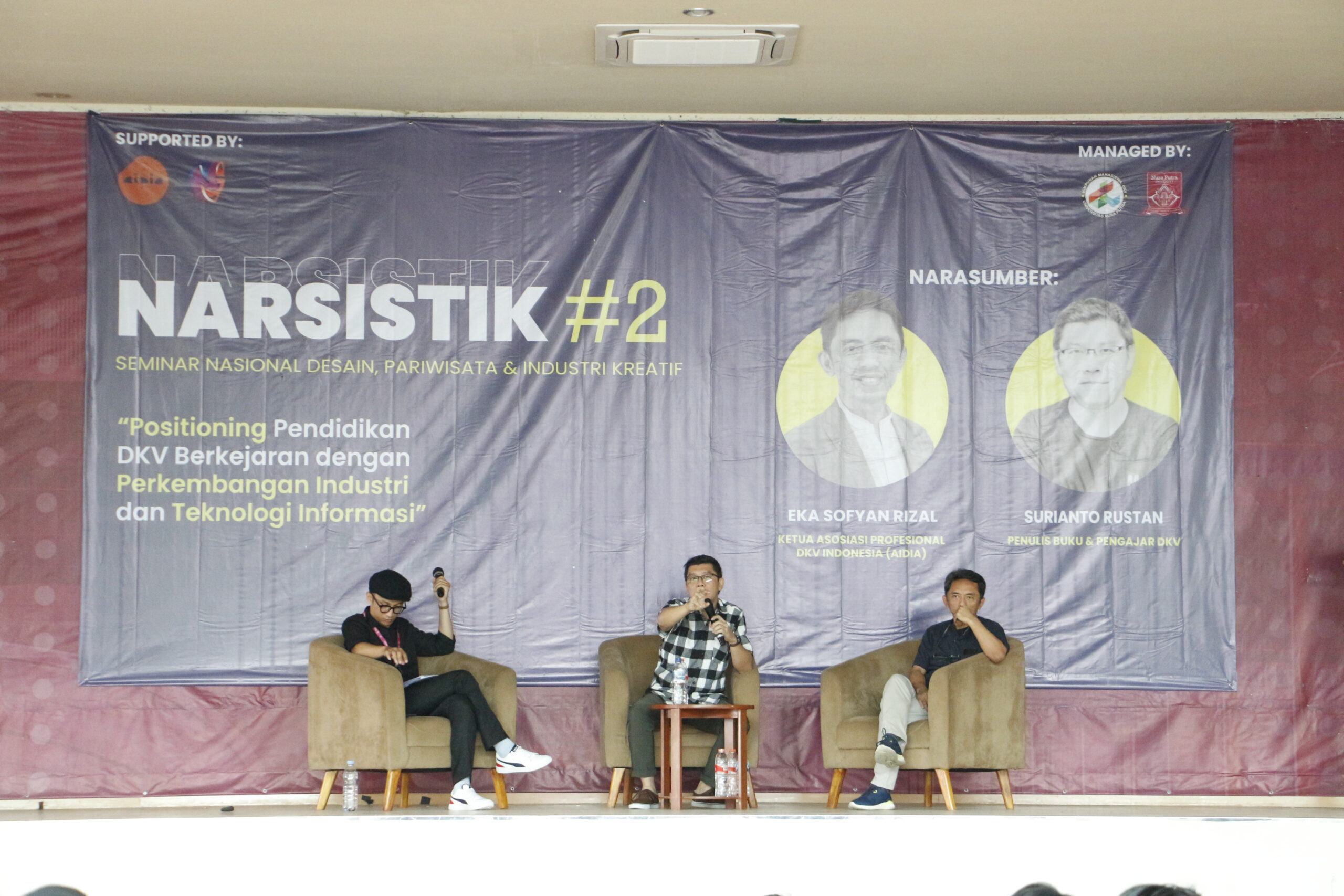 Kedua pembicara ditemani oleh Achmad Dayari yang menjadi Moderator di NARSISTIK #2